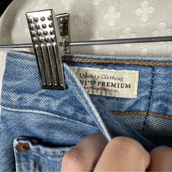 Levi’s Premium Light Wash Wedgie Straight High Rise Jeans - Picture 4 of 7